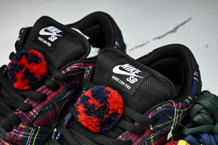 Nardwuar x Nike SB Dunk Low “Tartan” II1493-600