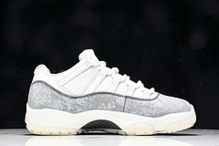 Air Jordan 11 Low HQ7000-001