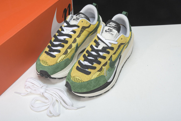 nike vaporwaffle sacai tour yellow cv1363-700