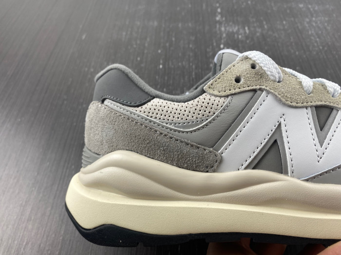 new Ba1an*e 57/40 grey day m5740ta