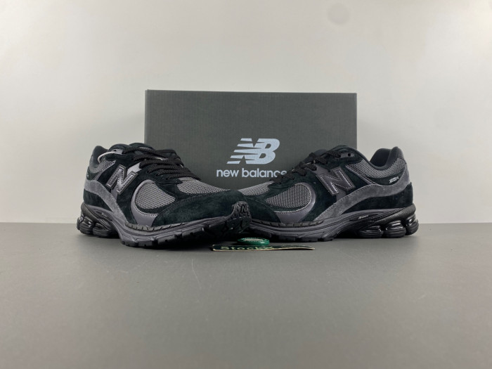 new Ba1an*e 2002r black dark grey m2002rbl