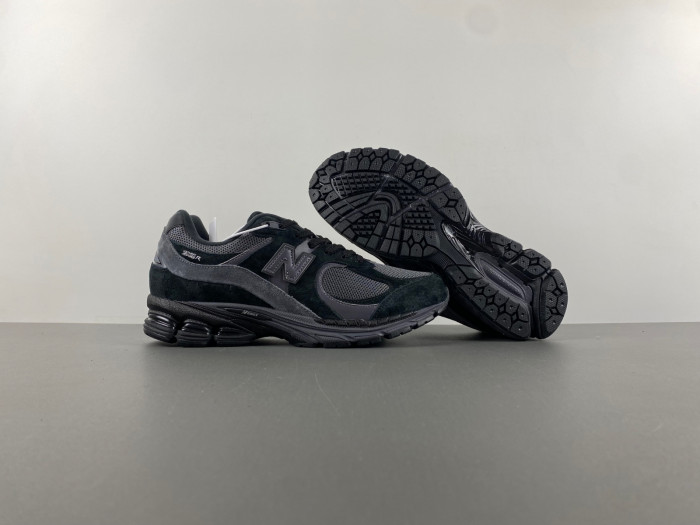 new Ba1an*e 2002r black dark grey m2002rbl